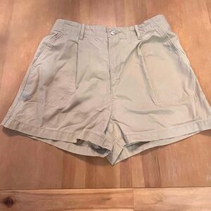 Womens Levis khaki shorts W 28